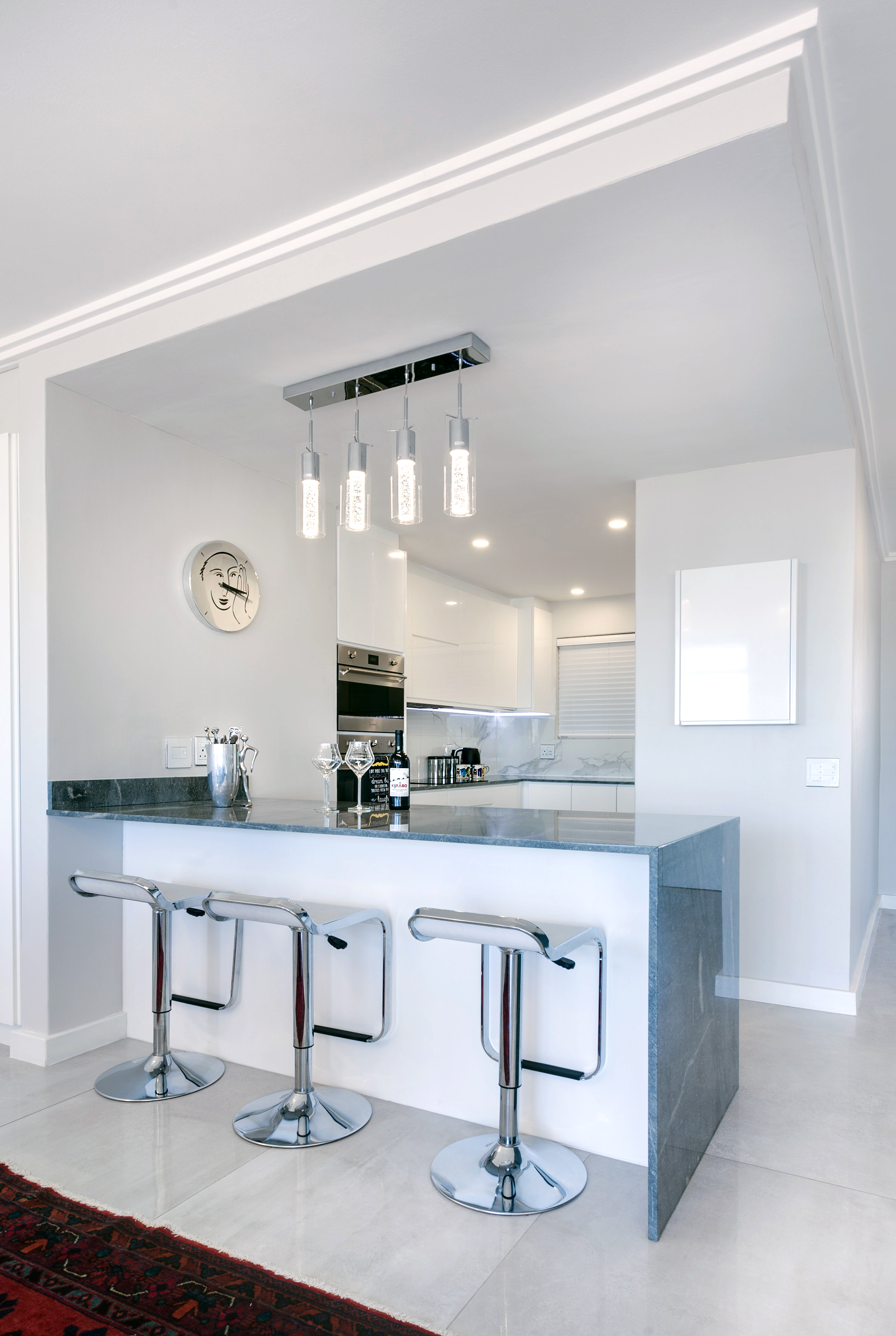 Kitchen breakfast bar with bar stools. Modern styling.